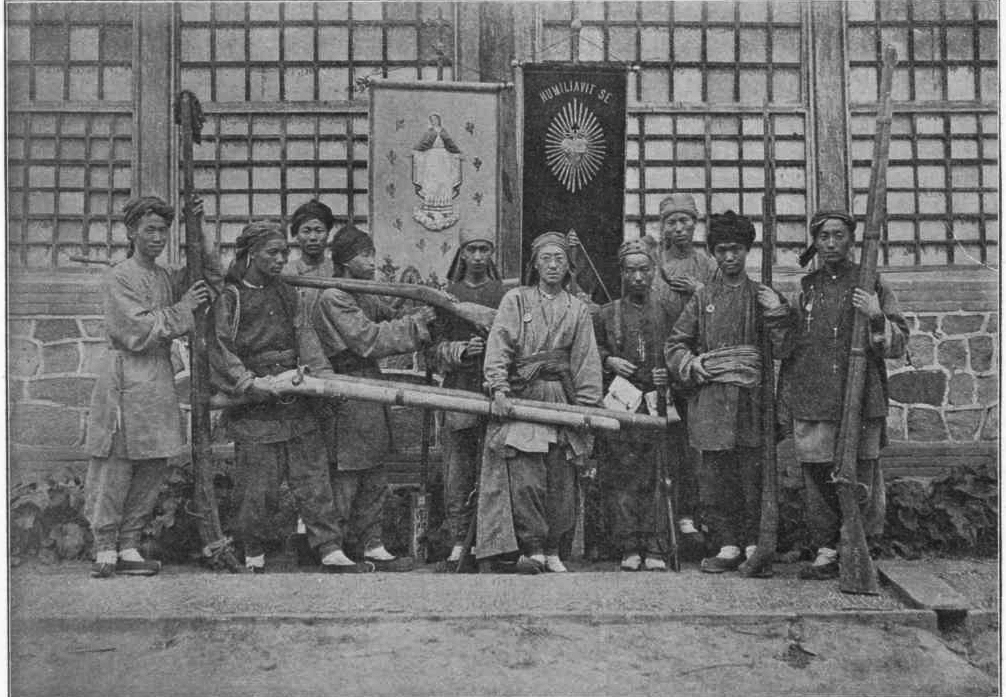 Bewapende Chinese priesterstudenten, gereed om de verdediging op te pakken. Chinese priesterstudenten (1900)